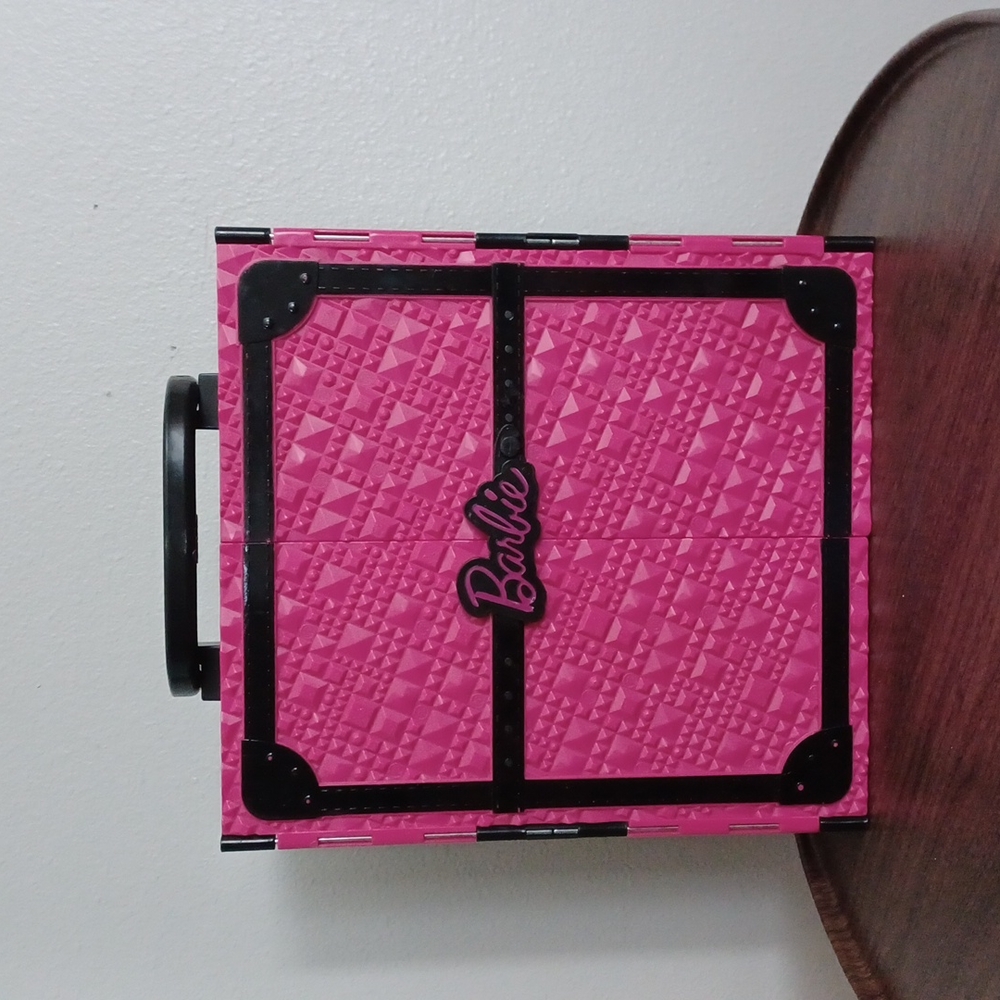 A fashion mystery dresser for dolls - Picture 3 of 4